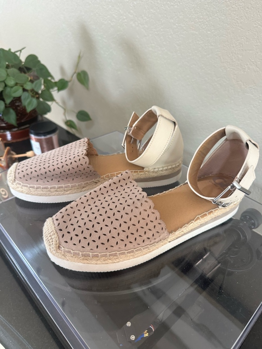 Gianni Bini Espadrille Sandals Tan Perforated Leather Ankle Strap Womens 8.5 - Picture 3 of 8